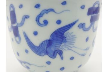 江戸期　古伊万里　染付　雲鶴宝尽文　悠々自適に舞う鶴の世界観に魅了される三寸湯呑み2客セット(蕎麦猪口、和食器)(R-062102)