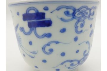 江戸期　古伊万里　染付　雲鶴宝尽文　悠々自適に舞う鶴の世界観に魅了される三寸湯呑み2客セット(蕎麦猪口、和食器)(R-062102)