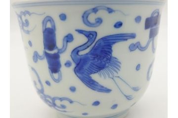江戸期　古伊万里　染付　雲鶴宝尽文　悠々自適に舞う鶴の世界観に魅了される三寸湯呑み2客セット(蕎麦猪口、和食器)(R-062102)