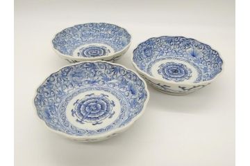幕末期　伊万里焼　染付　線描き　花唐草文　5寸　約15.5cm　手描きの温かみが感じられる深皿3枚セット(中皿、変形皿、和食器、和皿、五寸)(R-062103)