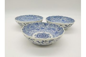 幕末期　伊万里焼　染付　線描き　花唐草文　5寸　約15.5cm　手描きの温かみが感じられる深皿3枚セット(中皿、変形皿、和食器、和皿、五寸)(R-062103)