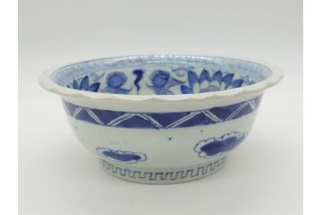 江戸後期　古伊万里　染付　線描　7.3寸　約22cm　一筆一筆丁寧な職人の絵付け技術が光る深鉢(七寸三分、雷紋、花、鳥、変形皿、深皿、輪花鉢、和食器、和皿)(R-062104)