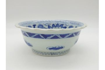 江戸後期　古伊万里　染付　線描　7.3寸　約22cm　一筆一筆丁寧な職人の絵付け技術が光る深鉢(七寸三分、雷紋、花、鳥、変形皿、深皿、輪花鉢、和食器、和皿)(R-062104)