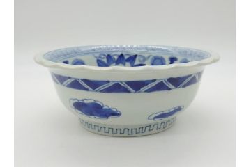 江戸後期　古伊万里　染付　線描　7.3寸　約22cm　一筆一筆丁寧な職人の絵付け技術が光る深鉢(七寸三分、雷紋、花、鳥、変形皿、深皿、輪花鉢、和食器、和皿)(R-062104)