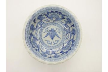 江戸後期　古伊万里　染付　線描　7.3寸　約22cm　一筆一筆丁寧な職人の絵付け技術が光る深鉢(七寸三分、雷紋、花、鳥、変形皿、深皿、輪花鉢、和食器、和皿)(R-062104)