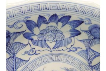 江戸後期　古伊万里　染付　線描　7.3寸　約22cm　一筆一筆丁寧な職人の絵付け技術が光る深鉢(七寸三分、雷紋、花、鳥、変形皿、深皿、輪花鉢、和食器、和皿)(R-062104)