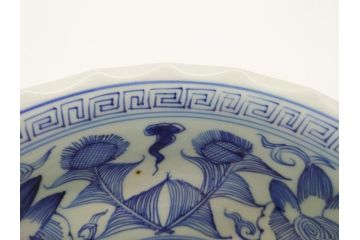 江戸後期　古伊万里　染付　線描　7.3寸　約22cm　一筆一筆丁寧な職人の絵付け技術が光る深鉢(七寸三分、雷紋、花、鳥、変形皿、深皿、輪花鉢、和食器、和皿)(R-062104)
