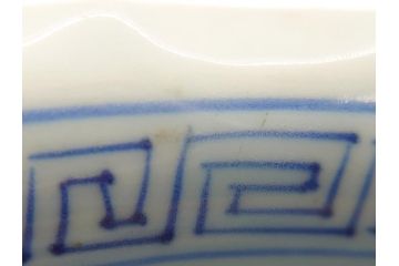 江戸後期　古伊万里　染付　線描　7.3寸　約22cm　一筆一筆丁寧な職人の絵付け技術が光る深鉢(七寸三分、雷紋、花、鳥、変形皿、深皿、輪花鉢、和食器、和皿)(R-062104)