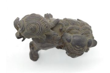 古玩　古銅　香炉　意匠を凝らした彫刻が見事な獅子2体(大、小)(置物、ディスプレイ、仏具、中国?)(R-062139)