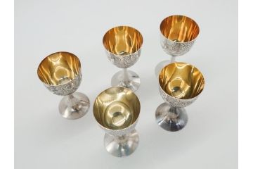純銀　彫金　銀林　銀盃　一つ一つ丁寧な花の彫金が施されたリキュールグラス5客セット(酒器、脚付コップ)(R-062140)