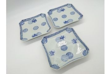 古伊万里　染付　丸紋　隅切り　5.3寸　約16cm　食卓を爽やかに彩る正角皿3客セット(葵、団花紋、五寸三分、変形皿、中皿、和皿、和食器)(R-062142)