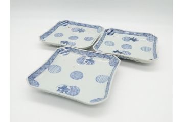 古伊万里　染付　丸紋　隅切り　5.3寸　約16cm　食卓を爽やかに彩る正角皿3客セット(葵、団花紋、五寸三分、変形皿、中皿、和皿、和食器)(R-062145)