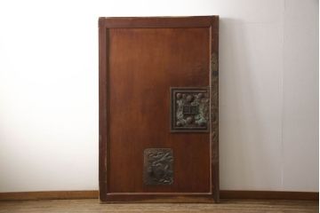 和製アンティーク　枠ヒノキ(檜)材・板ケヤキ(欅)材　大きな金具が存在感抜群の庄内蔵戸1枚(玄関戸、引き戸、建具、違い鷹の羽)(R-062148)