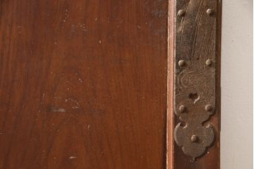 和製アンティーク　枠ヒノキ(檜)材・板ケヤキ(欅)材　大きな金具が存在感抜群の庄内蔵戸1枚(玄関戸、引き戸、建具、違い鷹の羽)(R-062148)