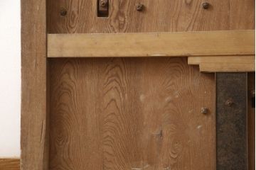和製アンティーク　枠ヒノキ(檜)材・板ケヤキ(欅)材　鶴・亀　大きな金具が存在感抜群の庄内蔵戸1枚(玄関戸、引き戸、建具)(R-062149)