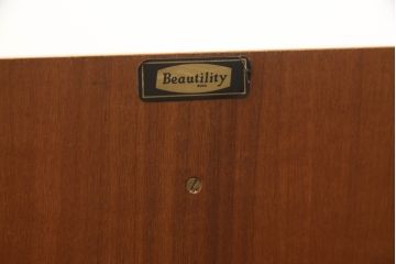 イギリスビンテージ　チーク材　ビューティリティ(Beautility)　木製リングの取っ手がアクセントのサイドボード(サイドキャビネット、リビングボード、収納棚、戸棚、ヴィンテージ)(R-062151)