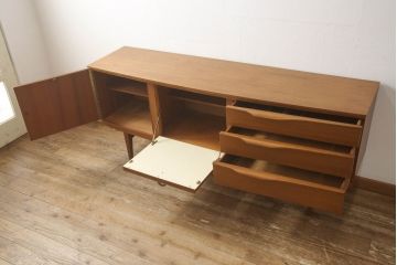 イギリスビンテージ　チーク材　ビューティリティ(Beautility)　木製リングの取っ手がアクセントのサイドボード(サイドキャビネット、リビングボード、収納棚、戸棚、ヴィンテージ)(R-062151)