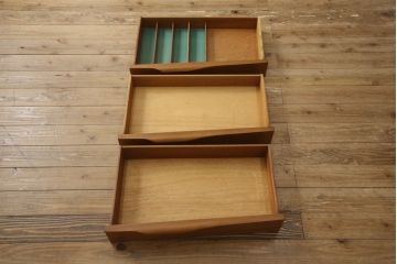 イギリスビンテージ　チーク材　ビューティリティ(Beautility)　木製リングの取っ手がアクセントのサイドボード(サイドキャビネット、リビングボード、収納棚、戸棚、ヴィンテージ)(R-062151)