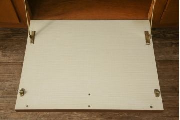 イギリスビンテージ　チーク材　ビューティリティ(Beautility)　木製リングの取っ手がアクセントのサイドボード(サイドキャビネット、リビングボード、収納棚、戸棚、ヴィンテージ)(R-062151)