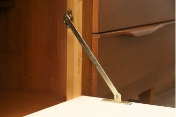 イギリスビンテージ　チーク材　ビューティリティ(Beautility)　木製リングの取っ手がアクセントのサイドボード(サイドキャビネット、リビングボード、収納棚、戸棚、ヴィンテージ)(R-062151)