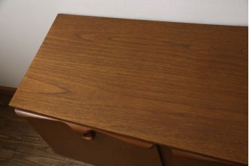 イギリスビンテージ　チーク材　ビューティリティ(Beautility)　木製リングの取っ手がアクセントのサイドボード(サイドキャビネット、リビングボード、収納棚、戸棚、ヴィンテージ)(R-062151)