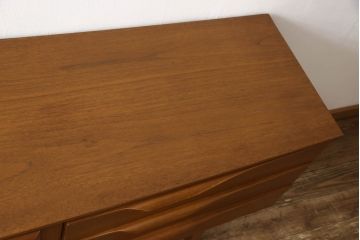 イギリスビンテージ　チーク材　ビューティリティ(Beautility)　木製リングの取っ手がアクセントのサイドボード(サイドキャビネット、リビングボード、収納棚、戸棚、ヴィンテージ)(R-062151)