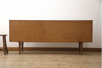 イギリスビンテージ　チーク材　ビューティリティ(Beautility)　木製リングの取っ手がアクセントのサイドボード(サイドキャビネット、リビングボード、収納棚、戸棚、ヴィンテージ)(R-062151)