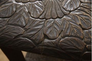 和製ビンテージ　日光彫り　隅々まで彫刻された大輪の花に目を奪われる飾り棚(茶棚、違い棚、オープンラック、ヴィンテージ)(R-062152)