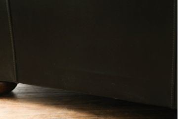 イギリスビンテージ　美品!!　本革　ラグジュアリーな大人の空間を演出する2人掛けチェスターフィールドソファ(レザーソファ、2P、二人掛け、アームソファ、ヴィンテージ)(R-062154)
