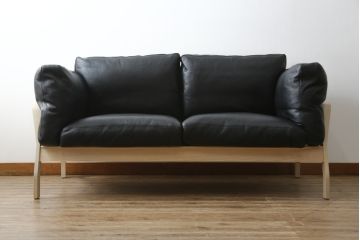 中古　超美品　Cassina(カッシーナ)　ELORO(エローロ)　FY革　本革　洗練されたモダンデザインが格好いい!!メンズライクな空間を演出する2人掛けソファ(2P、二人掛け、クッションソファ、レザーソファ、アームソファ)(定価約170万円)(R-062160)