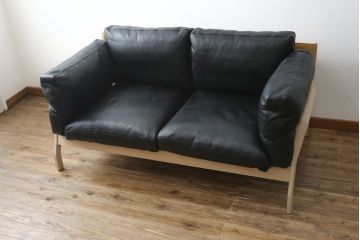 中古　超美品　Cassina(カッシーナ)　ELORO(エローロ)　FY革　本革　洗練されたモダンデザインが格好いい!!メンズライクな空間を演出する2人掛けソファ(2P、二人掛け、クッションソファ、レザーソファ、アームソファ)(定価約170万円)(R-062160)