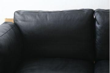 中古　超美品　Cassina(カッシーナ)　ELORO(エローロ)　FY革　本革　洗練されたモダンデザインが格好いい!!メンズライクな空間を演出する2人掛けソファ(2P、二人掛け、クッションソファ、レザーソファ、アームソファ)(定価約170万円)(R-062160)