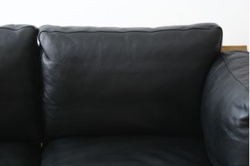 中古　超美品　Cassina(カッシーナ)　ELORO(エローロ)　FY革　本革　洗練されたモダンデザインが格好いい!!メンズライクな空間を演出する2人掛けソファ(2P、二人掛け、クッションソファ、レザーソファ、アームソファ)(定価約170万円)(R-062160)