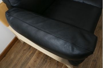 中古　超美品　Cassina(カッシーナ)　ELORO(エローロ)　FY革　本革　洗練されたモダンデザインが格好いい!!メンズライクな空間を演出する2人掛けソファ(2P、二人掛け、クッションソファ、レザーソファ、アームソファ)(定価約170万円)(R-062160)