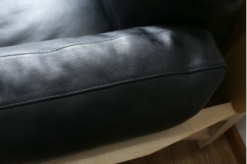 中古　超美品　Cassina(カッシーナ)　ELORO(エローロ)　FY革　本革　洗練されたモダンデザインが格好いい!!メンズライクな空間を演出する2人掛けソファ(2P、二人掛け、クッションソファ、レザーソファ、アームソファ)(定価約170万円)(R-062160)