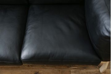 中古　超美品　Cassina(カッシーナ)　ELORO(エローロ)　FY革　本革　洗練されたモダンデザインが格好いい!!メンズライクな空間を演出する2人掛けソファ(2P、二人掛け、クッションソファ、レザーソファ、アームソファ)(定価約170万円)(R-062160)
