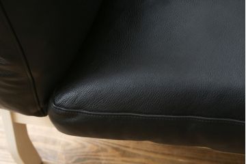 中古　超美品　Cassina(カッシーナ)　ELORO(エローロ)　FY革　本革　洗練されたモダンデザインが格好いい!!メンズライクな空間を演出する2人掛けソファ(2P、二人掛け、クッションソファ、レザーソファ、アームソファ)(定価約170万円)(R-062160)