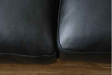 中古　超美品　Cassina(カッシーナ)　ELORO(エローロ)　FY革　本革　洗練されたモダンデザインが格好いい!!メンズライクな空間を演出する2人掛けソファ(2P、二人掛け、クッションソファ、レザーソファ、アームソファ)(定価約170万円)(R-062160)