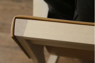 中古　超美品　Cassina(カッシーナ)　ELORO(エローロ)　FY革　本革　洗練されたモダンデザインが格好いい!!メンズライクな空間を演出する2人掛けソファ(2P、二人掛け、クッションソファ、レザーソファ、アームソファ)(定価約170万円)(R-062160)