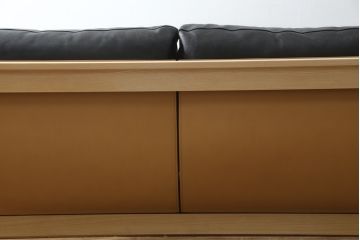 中古　超美品　Cassina(カッシーナ)　ELORO(エローロ)　FY革　本革　洗練されたモダンデザインが格好いい!!メンズライクな空間を演出する2人掛けソファ(2P、二人掛け、クッションソファ、レザーソファ、アームソファ)(定価約170万円)(R-062160)