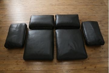 中古　超美品　Cassina(カッシーナ)　ELORO(エローロ)　FY革　本革　洗練されたモダンデザインが格好いい!!メンズライクな空間を演出する2人掛けソファ(2P、二人掛け、クッションソファ、レザーソファ、アームソファ)(定価約170万円)(R-062160)