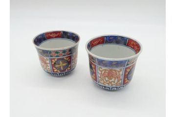 明治期　上手物　伊万里　色絵　お茶の時間を華やかに演出する湯呑み2客セット(大・小)(和食器、茶器、茶道具)(R-062168)