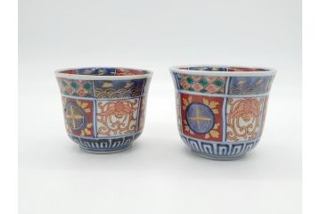 明治期　上手物　伊万里　色絵　お茶の時間を華やかに演出する湯呑み2客セット(大・小)(和食器、茶器、茶道具)(R-062168)