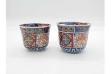 明治期　上手物　伊万里　色絵　お茶の時間を華やかに演出する湯呑み2客セット(大・小)(和食器、茶器、茶道具)(R-062168)