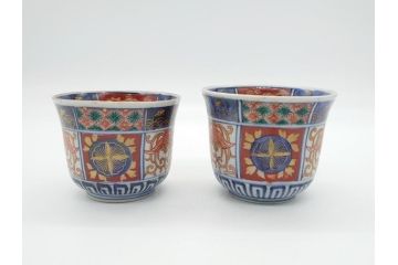 明治期　上手物　伊万里　色絵　お茶の時間を華やかに演出する湯呑み2客セット(大・小)(和食器、茶器、茶道具)(R-062168)