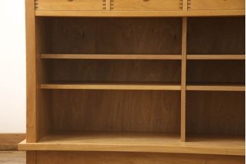 中古　美品　国産家具　和室・洋室どちらにも合う!!和モダンデザインの水屋箪笥(食器棚、収納棚、重ね戸棚、飾り棚、キャビネット)(R-062176)