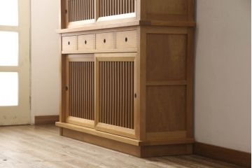 中古　美品　国産家具　和室・洋室どちらにも合う!!和モダンデザインの水屋箪笥(食器棚、収納棚、重ね戸棚、飾り棚、キャビネット)(R-062176)