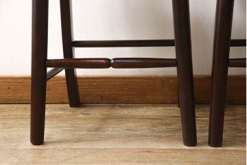 中古　九州民芸家具　すらりと伸びた後ろ脚と滑らかな木肌が上品なラダーバックチェア2脚セット(ダイニングチェア、板座チェア、イス、椅子)(R-062185)