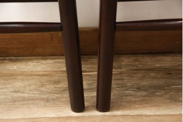 中古　九州民芸家具　すらりと伸びた後ろ脚と滑らかな木肌が上品なラダーバックチェア2脚セット(ダイニングチェア、板座チェア、イス、椅子)(R-062185)