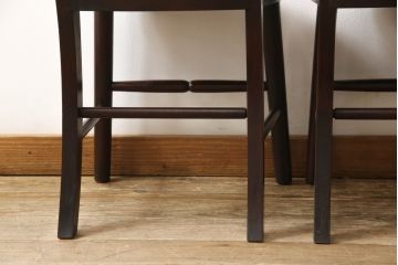 中古　九州民芸家具　すらりと伸びた後ろ脚と滑らかな木肌が上品なラダーバックチェア2脚セット(ダイニングチェア、板座チェア、イス、椅子)(R-062185)